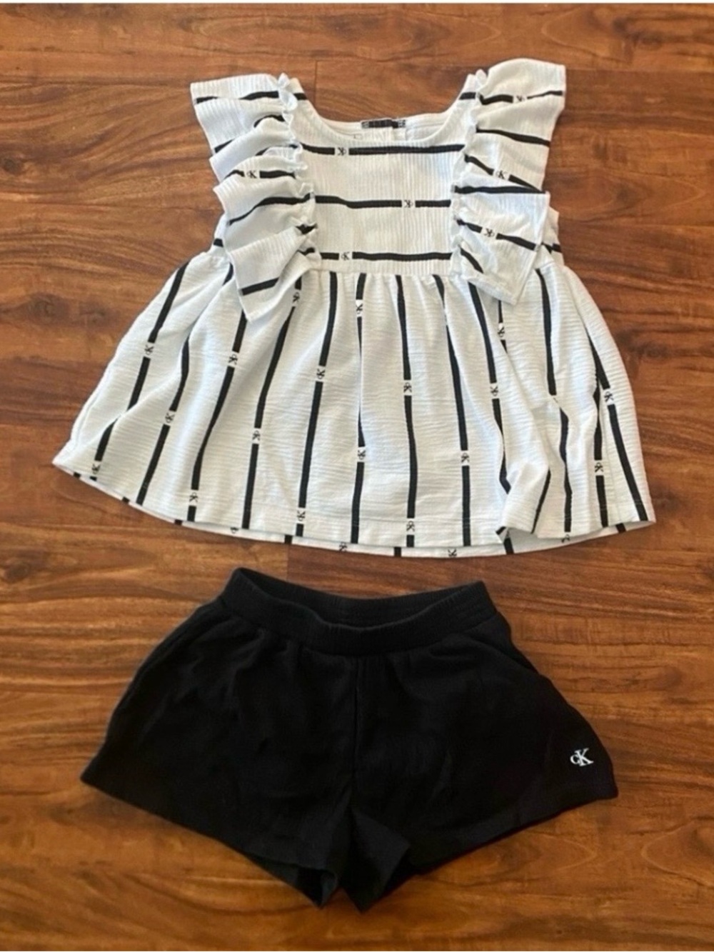 Calvin Klein Jeans Girls White Black Stripe Top + Shorts Size 5 Girly Coastal
